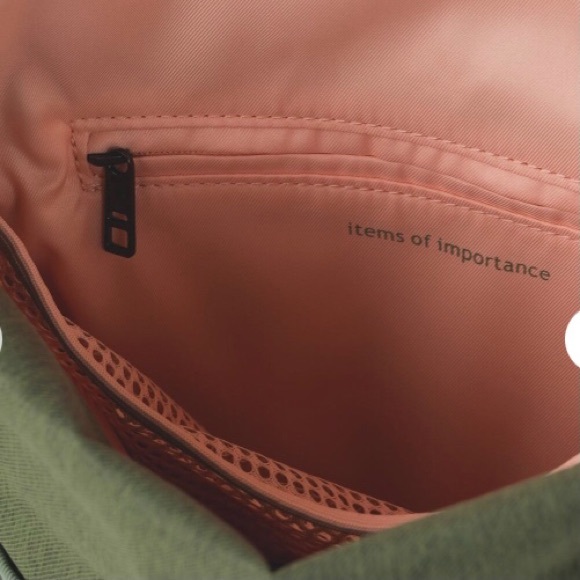 Lululemon Festival ii bag. Rarely used. - Picture 5 of 7